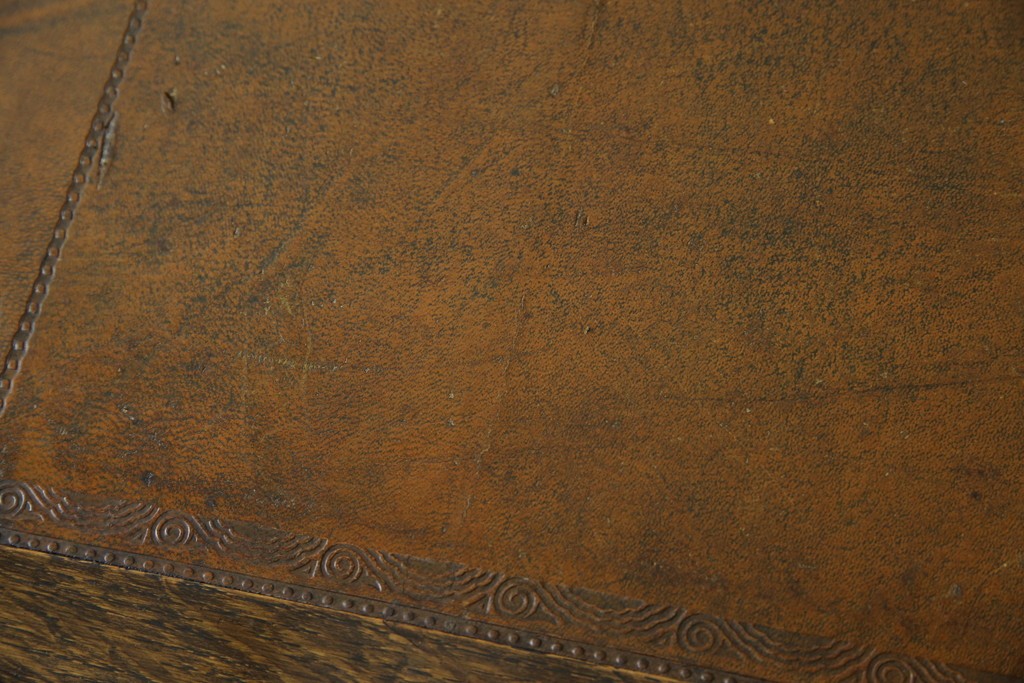 イギリスアンティーク　上手物!!　オーク材　曲線美と風格を兼ね備えたバルボス脚のライティングビューロー　(R-083529)