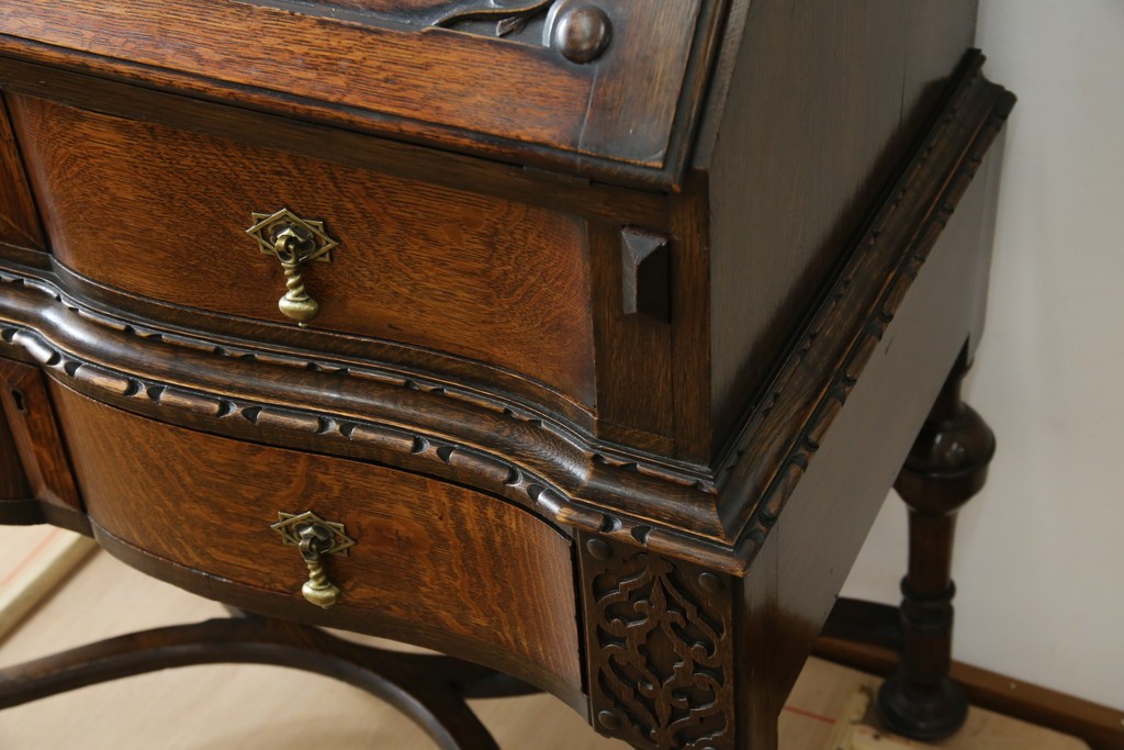 イギリスアンティーク　上手物!!　オーク材　曲線美と風格を兼ね備えたバルボス脚のライティングビューロー　(R-083529)