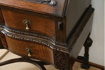 イギリスアンティーク　上手物!!　オーク材　曲線美と風格を兼ね備えたバルボス脚のライティングビューロー　(R-083529)