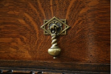 イギリスアンティーク　上手物!!　オーク材　曲線美と風格を兼ね備えたバルボス脚のライティングビューロー　(R-083529)