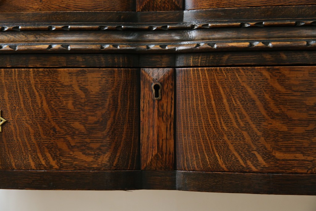 イギリスアンティーク　上手物!!　オーク材　曲線美と風格を兼ね備えたバルボス脚のライティングビューロー　(R-083529)