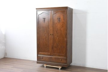 中古　美品　三越家具　ブルージュ(Brugge)　英国カントリースタイル 気品ただよう木目が魅力のアンティーク風ワードローブ(洋服タンス、衣装タンス、キャビネット、収納棚、戸棚)(R-083530)
