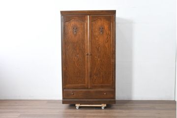 中古　美品　三越家具　ブルージュ(Brugge)　英国カントリースタイル 気品ただよう木目が魅力のアンティーク風ワードローブ(洋服タンス、衣装タンス、キャビネット、収納棚、戸棚)(R-083530)