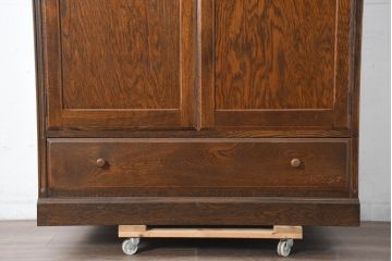 中古　美品　三越家具　ブルージュ(Brugge)　英国カントリースタイル 気品ただよう木目が魅力のアンティーク風ワードローブ(洋服タンス、衣装タンス、キャビネット、収納棚、戸棚)(R-083530)