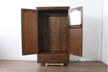 中古　美品　三越家具　ブルージュ(Brugge)　英国カントリースタイル 気品ただよう木目が魅力のアンティーク風ワードローブ(洋服タンス、衣装タンス、キャビネット、収納棚、戸棚)(R-083530)