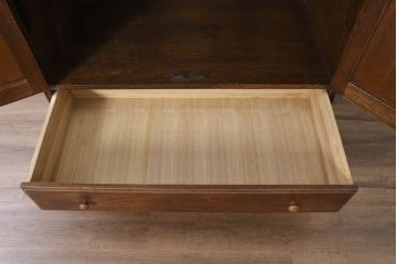 中古　美品　三越家具　ブルージュ(Brugge)　英国カントリースタイル 気品ただよう木目が魅力のアンティーク風ワードローブ(洋服タンス、衣装タンス、キャビネット、収納棚、戸棚)(R-083530)