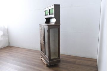 和製アンティーク　昭和レトロの味わいがたっぷりの色ガラス入り薬品棚(メディカルキャビネット、収納棚、戸棚、飾り棚、薬棚、薬品キャビネット、医療用キャビネット、ケビント、デンタルケース、デンタルキャビネット、店舗什器)(R-083534)