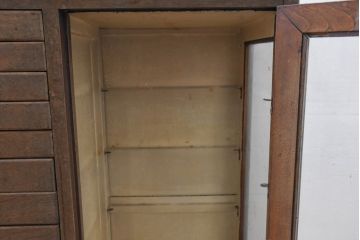 和製アンティーク　昭和レトロの味わいがたっぷりの色ガラス入り薬品棚(メディカルキャビネット、収納棚、戸棚、飾り棚、薬棚、薬品キャビネット、医療用キャビネット、ケビント、デンタルケース、デンタルキャビネット、店舗什器)(R-083534)