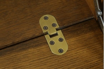 中古　美品　名門家具メーカー 葉山家具　葉山ガーデン　葉山クラシックシリーズ　優美なローズ&リーフ模様の彫刻がクラシック感を高めるドレッシングチェスト　定価約30万円　(R-083536)