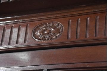 イギリスアンティーク　マホガニー材　人気の薄型　彫刻入り　格調高い佇まいが魅力の上質なガラスキャビネット(キュリオケース、ガラスケース、ショーケース、コレクションケース、ディスプレイケース、飾り棚、陳列棚、戸棚、収納棚、食器棚、カップボード、本棚、本箱、ブックシェルフ、ブックケース、店舗什器、英国)(R-083537)