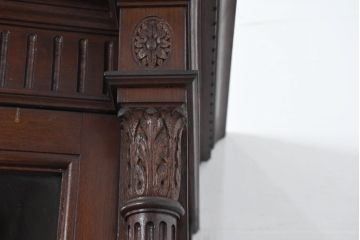 イギリスアンティーク　マホガニー材　人気の薄型　彫刻入り　格調高い佇まいが魅力の上質なガラスキャビネット(キュリオケース、ガラスケース、ショーケース、コレクションケース、ディスプレイケース、飾り棚、陳列棚、戸棚、収納棚、食器棚、カップボード、本棚、本箱、ブックシェルフ、ブックケース、店舗什器、英国)(R-083537)