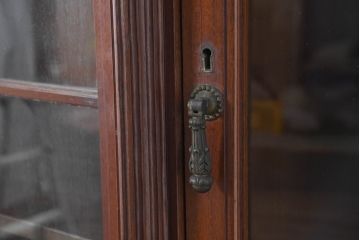 イギリスアンティーク　マホガニー材　人気の薄型　彫刻入り　格調高い佇まいが魅力の上質なガラスキャビネット(キュリオケース、ガラスケース、ショーケース、コレクションケース、ディスプレイケース、飾り棚、陳列棚、戸棚、収納棚、食器棚、カップボード、本棚、本箱、ブックシェルフ、ブックケース、店舗什器、英国)(R-083537)