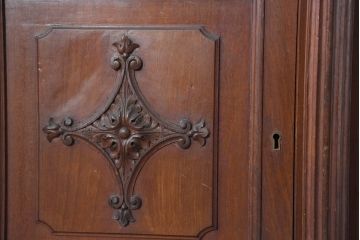 イギリスアンティーク　マホガニー材　人気の薄型　彫刻入り　格調高い佇まいが魅力の上質なガラスキャビネット(キュリオケース、ガラスケース、ショーケース、コレクションケース、ディスプレイケース、飾り棚、陳列棚、戸棚、収納棚、食器棚、カップボード、本棚、本箱、ブックシェルフ、ブックケース、店舗什器、英国)(R-083537)
