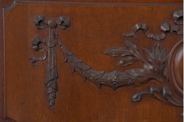 イギリスアンティーク　マホガニー材　人気の薄型　彫刻入り　格調高い佇まいが魅力の上質なガラスキャビネット(キュリオケース、ガラスケース、ショーケース、コレクションケース、ディスプレイケース、飾り棚、陳列棚、戸棚、収納棚、食器棚、カップボード、本棚、本箱、ブックシェルフ、ブックケース、店舗什器、英国)(R-083537)