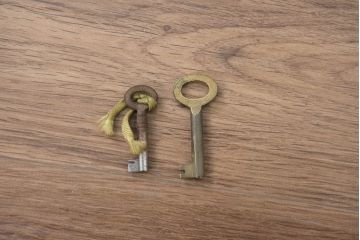 イギリスアンティーク　マホガニー材　人気の薄型　彫刻入り　格調高い佇まいが魅力の上質なガラスキャビネット(キュリオケース、ガラスケース、ショーケース、コレクションケース、ディスプレイケース、飾り棚、陳列棚、戸棚、収納棚、食器棚、カップボード、本棚、本箱、ブックシェルフ、ブックケース、店舗什器、英国)(R-083537)