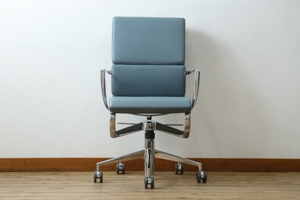 中古　超美品!!　使用感ほぼなし　Cassina ixc.(カッシーナ・イクスシー)　Alias(アリアス)　Alberto Meda(アルベルト・メダ)デザイン　本革(レザー)　快適な座り心地を両立したキャスタースウィベルアームチェア　定価約72万円　(R-083540)