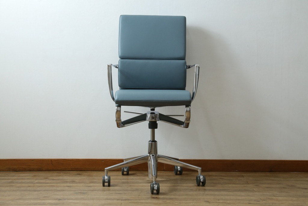 中古　超美品!!　使用感ほぼなし　Cassina ixc.(カッシーナ・イクスシー)　Alias(アリアス)　Alberto Meda(アルベルト・メダ)デザイン　本革(レザー)　快適な座り心地を両立したキャスタースウィベルアームチェア　定価約72万円　(R-083540)