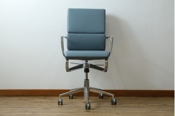 中古　超美品!!　使用感ほぼなし　Cassina ixc.(カッシーナ・イクスシー)　Alias(アリアス)　Alberto Meda(アルベルト・メダ)デザイン　本革(レザー)　快適な座り心地を両立したキャスタースウィベルアームチェア　定価約72万円　(R-083540)