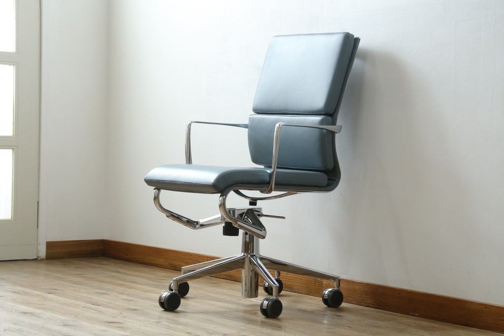 中古　超美品!!　使用感ほぼなし　Cassina ixc.(カッシーナ・イクスシー)　Alias(アリアス)　Alberto Meda(アルベルト・メダ)デザイン　本革(レザー)　快適な座り心地を両立したキャスタースウィベルアームチェア　定価約72万円　(R-083540)