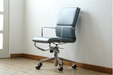 中古　超美品!!　使用感ほぼなし　Cassina ixc.(カッシーナ・イクスシー)　Alias(アリアス)　Alberto Meda(アルベルト・メダ)デザイン　本革(レザー)　快適な座り心地を両立したキャスタースウィベルアームチェア　定価約72万円　(R-083540)