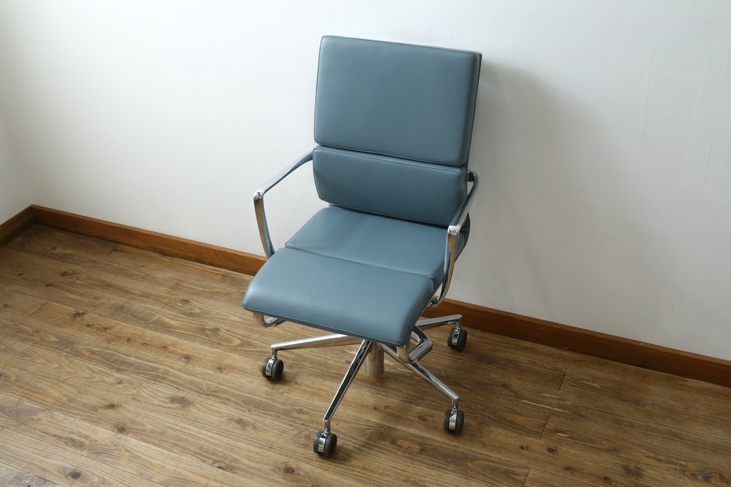 中古　超美品!!　使用感ほぼなし　Cassina ixc.(カッシーナ・イクスシー)　Alias(アリアス)　Alberto Meda(アルベルト・メダ)デザイン　本革(レザー)　快適な座り心地を両立したキャスタースウィベルアームチェア　定価約72万円　(R-083540)