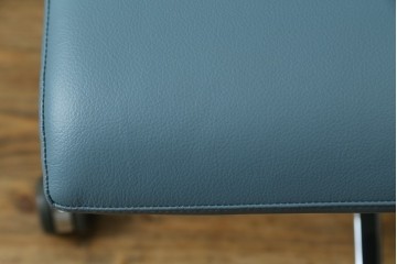 中古　超美品!!　使用感ほぼなし　Cassina ixc.(カッシーナ・イクスシー)　Alias(アリアス)　Alberto Meda(アルベルト・メダ)デザイン　本革(レザー)　快適な座り心地を両立したキャスタースウィベルアームチェア　定価約72万円　(R-083540)