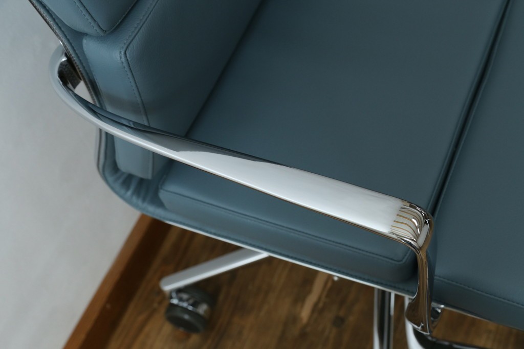 中古　超美品!!　使用感ほぼなし　Cassina ixc.(カッシーナ・イクスシー)　Alias(アリアス)　Alberto Meda(アルベルト・メダ)デザイン　本革(レザー)　快適な座り心地を両立したキャスタースウィベルアームチェア　定価約72万円　(R-083540)