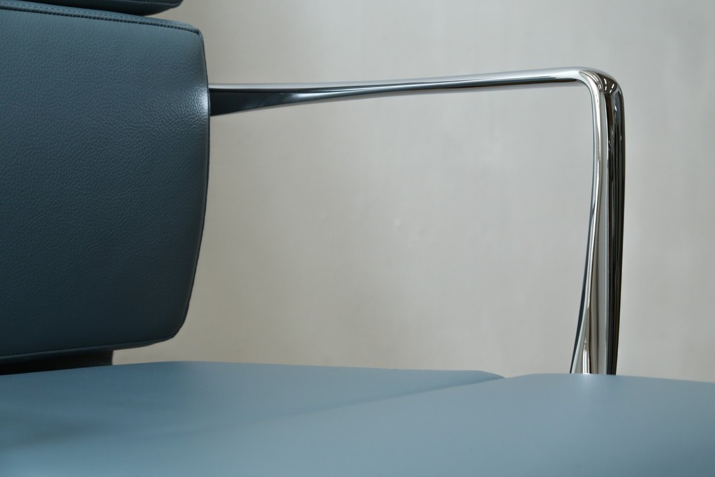 中古　超美品!!　使用感ほぼなし　Cassina ixc.(カッシーナ・イクスシー)　Alias(アリアス)　Alberto Meda(アルベルト・メダ)デザイン　本革(レザー)　快適な座り心地を両立したキャスタースウィベルアームチェア　定価約72万円　(R-083540)