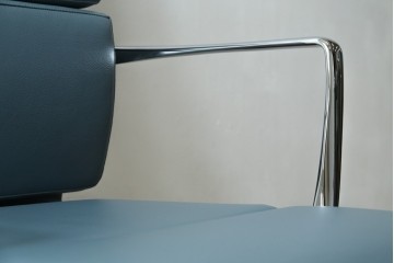中古　超美品!!　使用感ほぼなし　Cassina ixc.(カッシーナ・イクスシー)　Alias(アリアス)　Alberto Meda(アルベルト・メダ)デザイン　本革(レザー)　快適な座り心地を両立したキャスタースウィベルアームチェア　定価約72万円　(R-083540)