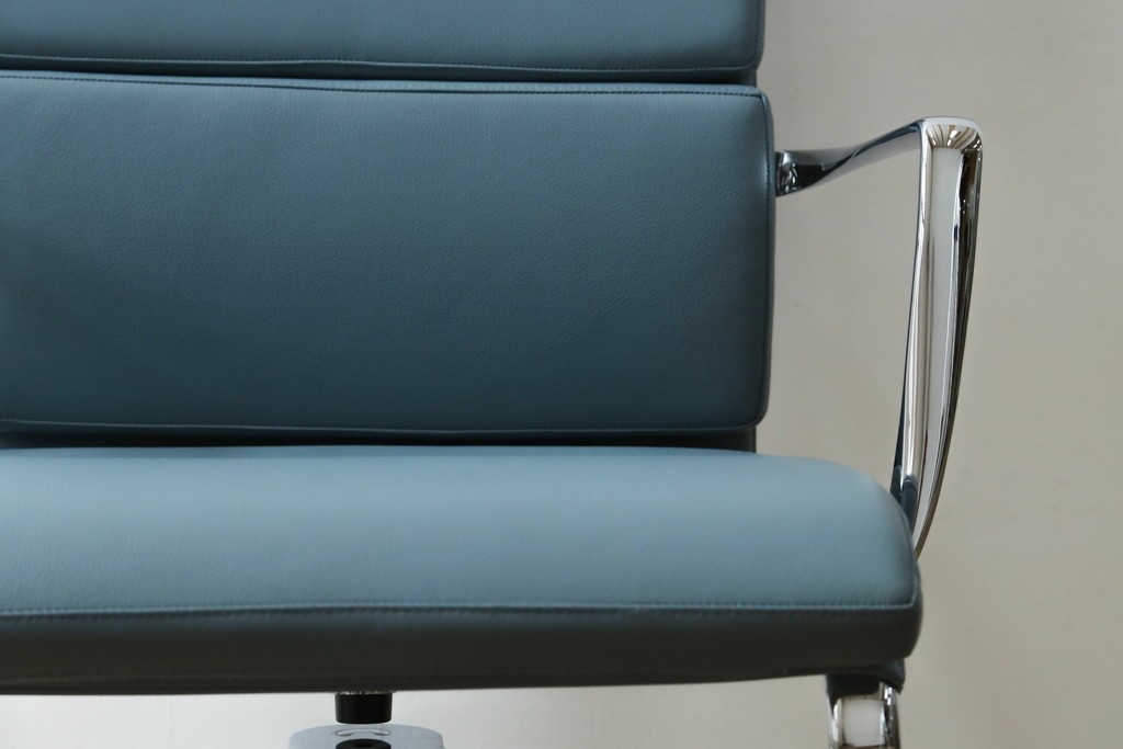 中古　超美品!!　使用感ほぼなし　Cassina ixc.(カッシーナ・イクスシー)　Alias(アリアス)　Alberto Meda(アルベルト・メダ)デザイン　本革(レザー)　快適な座り心地を両立したキャスタースウィベルアームチェア　定価約72万円　(R-083540)