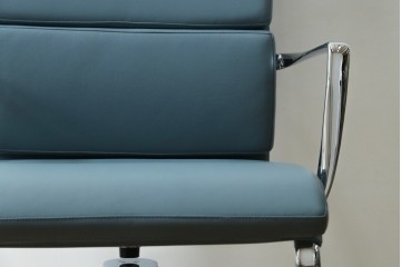 中古　超美品!!　使用感ほぼなし　Cassina ixc.(カッシーナ・イクスシー)　Alias(アリアス)　Alberto Meda(アルベルト・メダ)デザイン　本革(レザー)　快適な座り心地を両立したキャスタースウィベルアームチェア　定価約72万円　(R-083540)