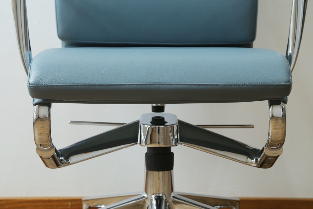 中古　超美品!!　使用感ほぼなし　Cassina ixc.(カッシーナ・イクスシー)　Alias(アリアス)　Alberto Meda(アルベルト・メダ)デザイン　本革(レザー)　快適な座り心地を両立したキャスタースウィベルアームチェア　定価約72万円　(R-083540)