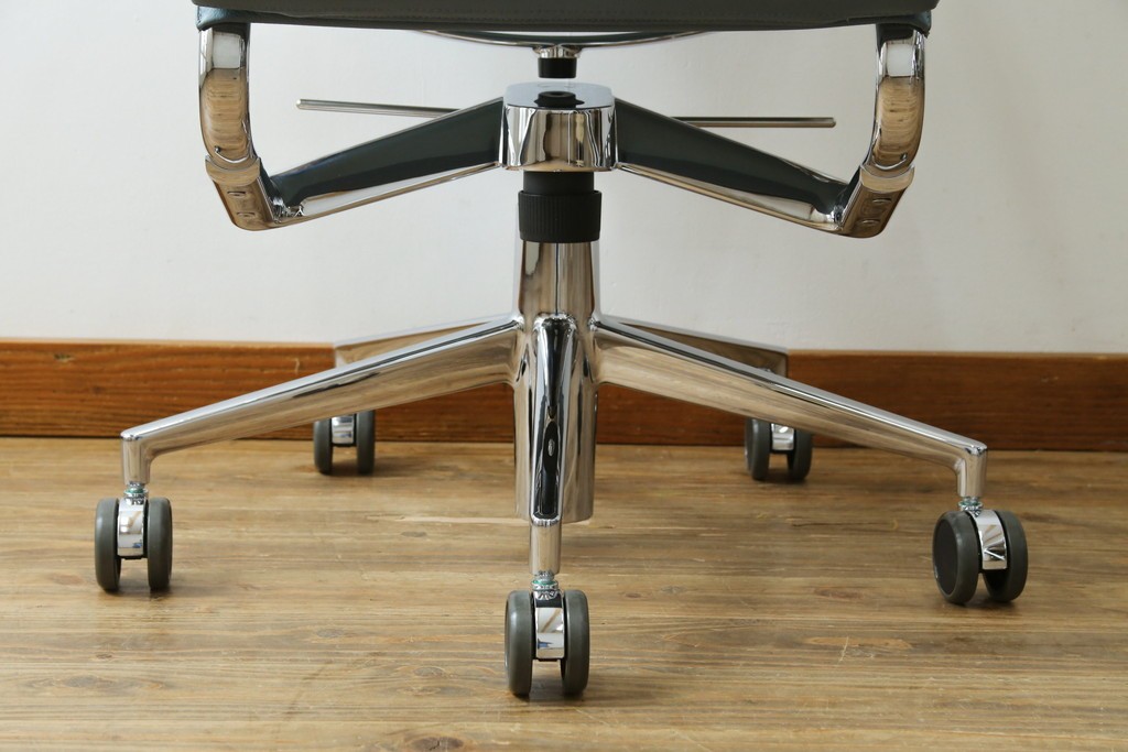 中古　超美品!!　使用感ほぼなし　Cassina ixc.(カッシーナ・イクスシー)　Alias(アリアス)　Alberto Meda(アルベルト・メダ)デザイン　本革(レザー)　快適な座り心地を両立したキャスタースウィベルアームチェア　定価約72万円　(R-083540)