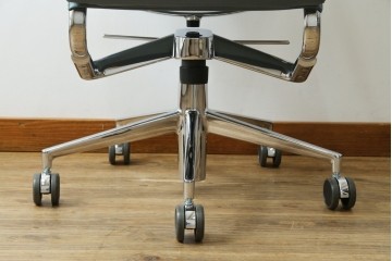 中古　超美品!!　使用感ほぼなし　Cassina ixc.(カッシーナ・イクスシー)　Alias(アリアス)　Alberto Meda(アルベルト・メダ)デザイン　本革(レザー)　快適な座り心地を両立したキャスタースウィベルアームチェア　定価約72万円　(R-083540)
