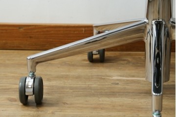 中古　超美品!!　使用感ほぼなし　Cassina ixc.(カッシーナ・イクスシー)　Alias(アリアス)　Alberto Meda(アルベルト・メダ)デザイン　本革(レザー)　快適な座り心地を両立したキャスタースウィベルアームチェア　定価約72万円　(R-083540)