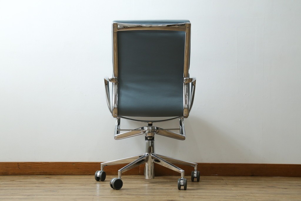 中古　超美品!!　使用感ほぼなし　Cassina ixc.(カッシーナ・イクスシー)　Alias(アリアス)　Alberto Meda(アルベルト・メダ)デザイン　本革(レザー)　快適な座り心地を両立したキャスタースウィベルアームチェア　定価約72万円　(R-083540)
