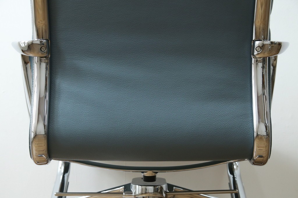 中古　超美品!!　使用感ほぼなし　Cassina ixc.(カッシーナ・イクスシー)　Alias(アリアス)　Alberto Meda(アルベルト・メダ)デザイン　本革(レザー)　快適な座り心地を両立したキャスタースウィベルアームチェア　定価約72万円　(R-083540)