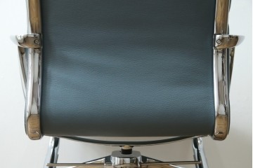 中古　超美品!!　使用感ほぼなし　Cassina ixc.(カッシーナ・イクスシー)　Alias(アリアス)　Alberto Meda(アルベルト・メダ)デザイン　本革(レザー)　快適な座り心地を両立したキャスタースウィベルアームチェア　定価約72万円　(R-083540)