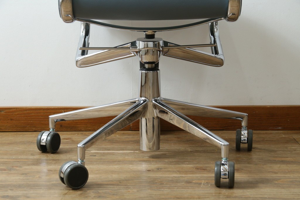 中古　超美品!!　使用感ほぼなし　Cassina ixc.(カッシーナ・イクスシー)　Alias(アリアス)　Alberto Meda(アルベルト・メダ)デザイン　本革(レザー)　快適な座り心地を両立したキャスタースウィベルアームチェア　定価約72万円　(R-083540)