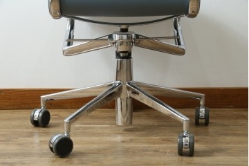 中古　超美品!!　使用感ほぼなし　Cassina ixc.(カッシーナ・イクスシー)　Alias(アリアス)　Alberto Meda(アルベルト・メダ)デザイン　本革(レザー)　快適な座り心地を両立したキャスタースウィベルアームチェア　定価約72万円　(R-083540)