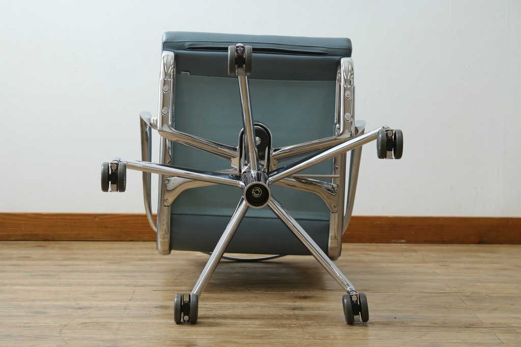 中古　超美品!!　使用感ほぼなし　Cassina ixc.(カッシーナ・イクスシー)　Alias(アリアス)　Alberto Meda(アルベルト・メダ)デザイン　本革(レザー)　快適な座り心地を両立したキャスタースウィベルアームチェア　定価約72万円　(R-083540)