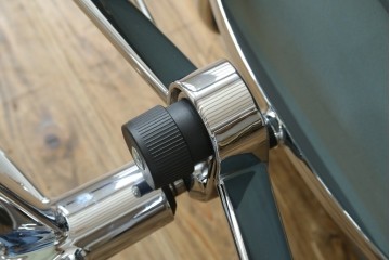 中古　超美品!!　使用感ほぼなし　Cassina ixc.(カッシーナ・イクスシー)　Alias(アリアス)　Alberto Meda(アルベルト・メダ)デザイン　本革(レザー)　快適な座り心地を両立したキャスタースウィベルアームチェア　定価約72万円　(R-083540)