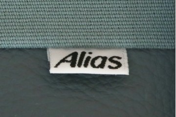 中古　超美品!!　使用感ほぼなし　Cassina ixc.(カッシーナ・イクスシー)　Alias(アリアス)　Alberto Meda(アルベルト・メダ)デザイン　本革(レザー)　快適な座り心地を両立したキャスタースウィベルアームチェア　定価約72万円　(R-083540)