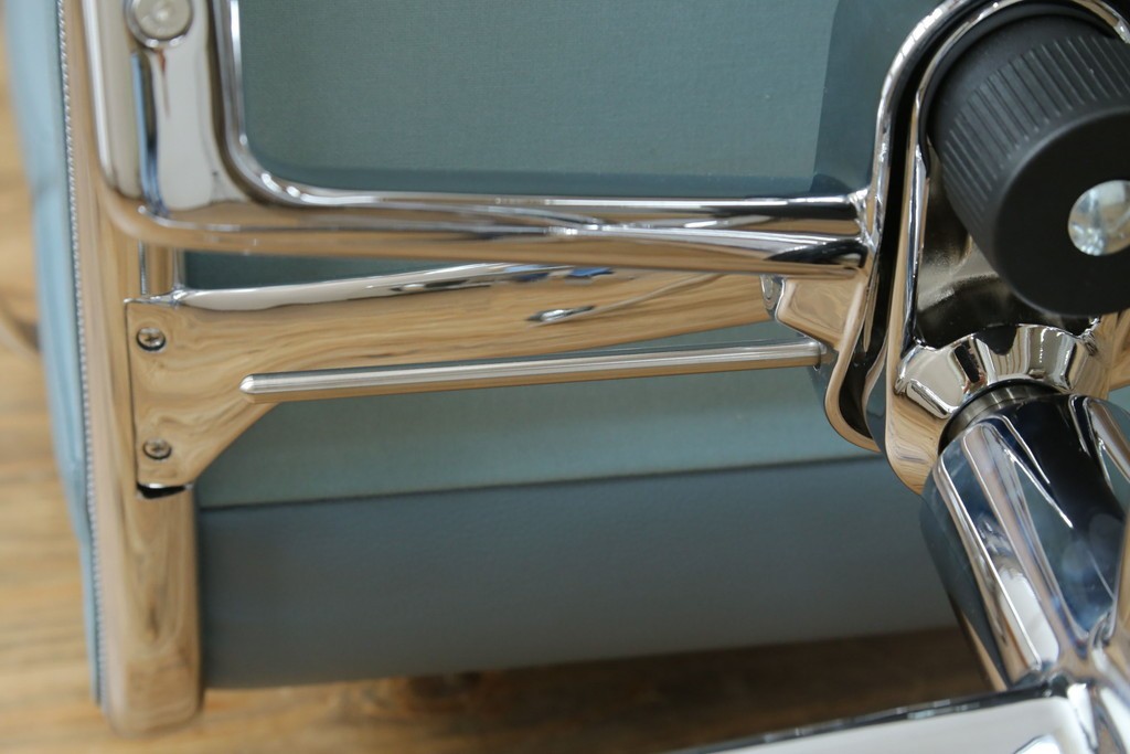 中古　超美品!!　使用感ほぼなし　Cassina ixc.(カッシーナ・イクスシー)　Alias(アリアス)　Alberto Meda(アルベルト・メダ)デザイン　本革(レザー)　快適な座り心地を両立したキャスタースウィベルアームチェア　定価約72万円　(R-083540)
