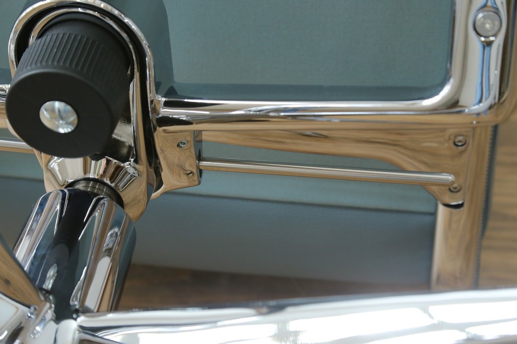 中古　超美品!!　使用感ほぼなし　Cassina ixc.(カッシーナ・イクスシー)　Alias(アリアス)　Alberto Meda(アルベルト・メダ)デザイン　本革(レザー)　快適な座り心地を両立したキャスタースウィベルアームチェア　定価約72万円　(R-083540)