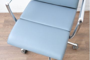中古　超美品!!　使用感ほぼなし　カッシーナ(Cassina)　アリアス(Alias)　アルベルト・メダ(Alberto Meda)デザイン　本革(レザー)　スタイリッシュなデザインと快適な座り心地を両立した高級感あふれるキャスタースウィベルアームチェア(デスクチェア、オフィスチェア、回転チェア、椅子、イス)(定価約72万円)(R-083540)