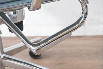 中古　超美品!!　使用感ほぼなし　カッシーナ(Cassina)　アリアス(Alias)　アルベルト・メダ(Alberto Meda)デザイン　本革(レザー)　スタイリッシュなデザインと快適な座り心地を両立した高級感あふれるキャスタースウィベルアームチェア(デスクチェア、オフィスチェア、回転チェア、椅子、イス)(定価約72万円)(R-083540)