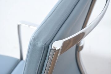 中古　超美品!!　使用感ほぼなし　カッシーナ(Cassina)　アリアス(Alias)　アルベルト・メダ(Alberto Meda)デザイン　本革(レザー)　スタイリッシュなデザインと快適な座り心地を両立した高級感あふれるキャスタースウィベルアームチェア(デスクチェア、オフィスチェア、回転チェア、椅子、イス)(定価約72万円)(R-083540)