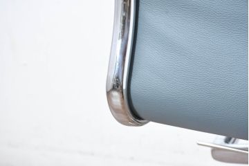 中古　超美品!!　使用感ほぼなし　カッシーナ(Cassina)　アリアス(Alias)　アルベルト・メダ(Alberto Meda)デザイン　本革(レザー)　スタイリッシュなデザインと快適な座り心地を両立した高級感あふれるキャスタースウィベルアームチェア(デスクチェア、オフィスチェア、回転チェア、椅子、イス)(定価約72万円)(R-083540)