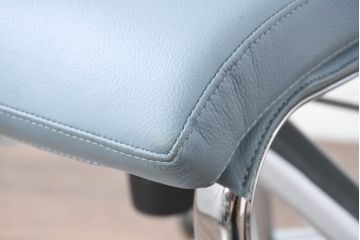 中古　超美品!!　使用感ほぼなし　カッシーナ(Cassina)　アリアス(Alias)　アルベルト・メダ(Alberto Meda)デザイン　本革(レザー)　スタイリッシュなデザインと快適な座り心地を両立した高級感あふれるキャスタースウィベルアームチェア(デスクチェア、オフィスチェア、回転チェア、椅子、イス)(定価約72万円)(R-083540)